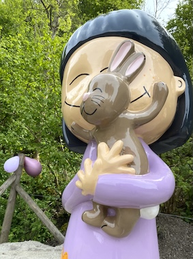 skulpturen Vera och skogsharen av Johanna Lundqvist Björn. Bjäre banvallen Båstads kommun 2025